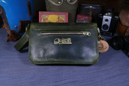 Sac à main Yvonne édition limitée, en cuir pleine fleur tanné végétal, couleur vert foncé, fabriqué artisanalement à Nantes.