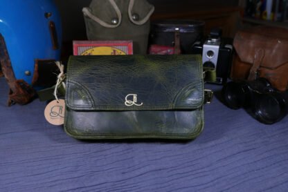 Sac à main Yvonne édition limitée, en cuir pleine fleur tanné végétal, couleur vert foncé, fabriqué artisanalement à Nantes.
