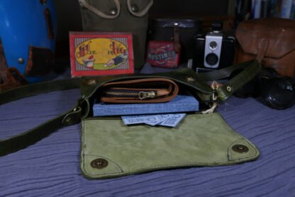 Sac à main Yvonne édition limitée, en cuir pleine fleur tanné végétal, couleur vert foncé, fabriqué artisanalement à Nantes.